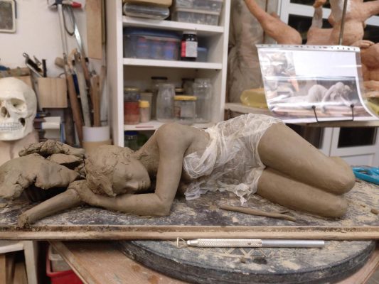 escultura de mujer tumbada